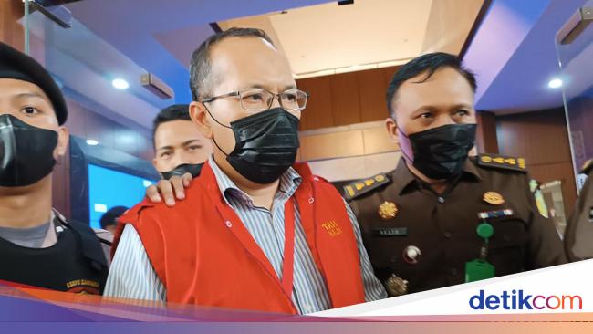 Jadi Tersangka Korupsi Pimpinan Cabang Bank Banten Langsung Ditahan 7157