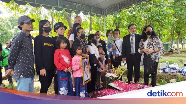 Family Cry Breaks at Eddy Gombloh’s Cemetery