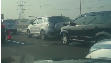 6 Mobil Kecelakaan Beruntun Di Tol Layang MBZ, Lalin Ke Cikampek Macet