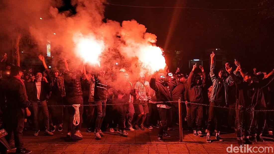 Besok Bobotoh Demo Di Kantor Persib Tuntut Robert Mundur