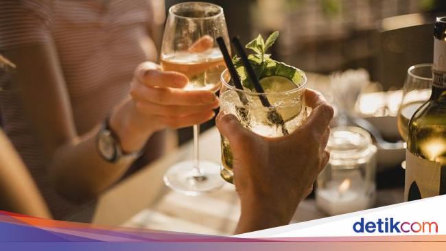 Whoops!  This customer complains about getting a price of Rp. 5.4 million for 4 drinks