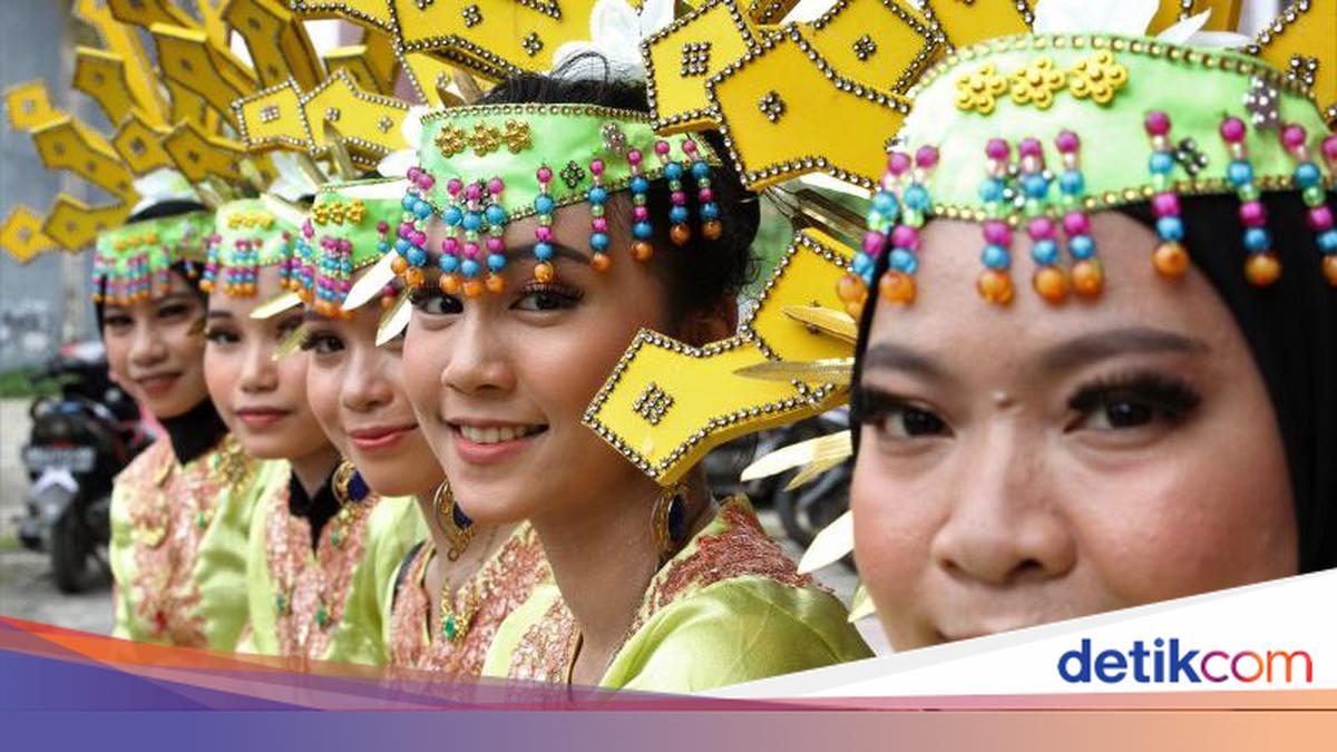 It bilan jinsiy aloqada bolgan ayol BDSM jinsiy aloqa bir yigit va uning ogziga bir gag bilan qizil bir joja ortasida