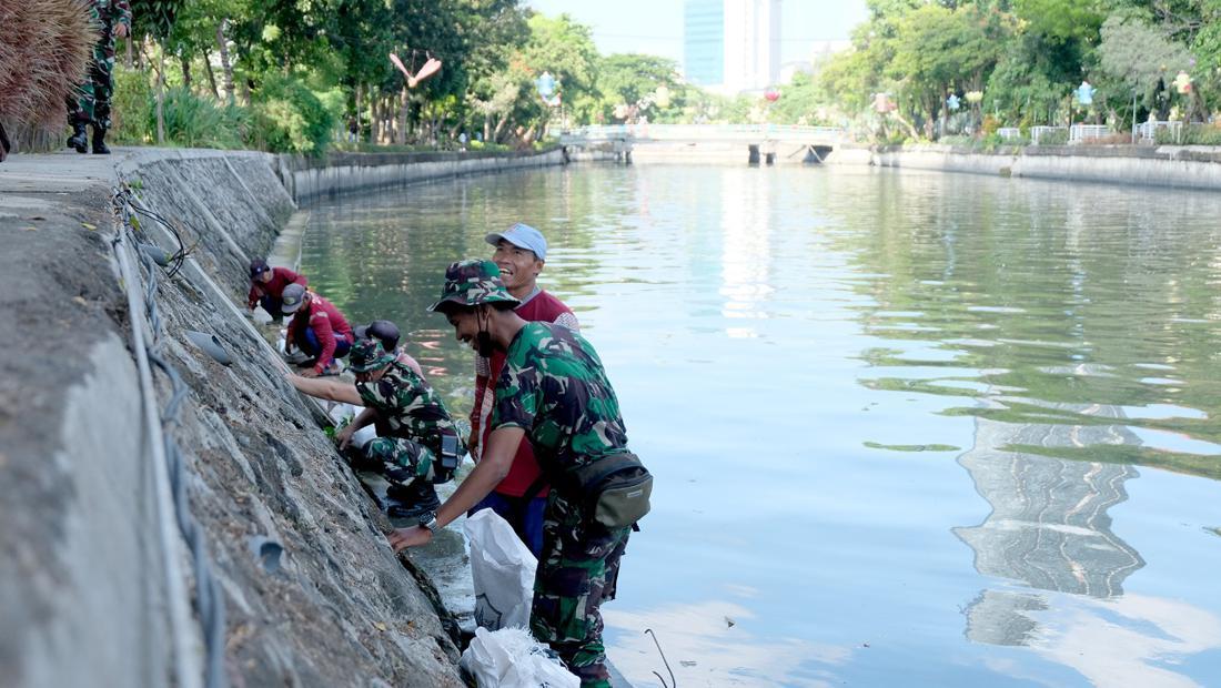 Aksi Bersih-bersih Pemkot Dan TNI Di Kalimas Kumpulkan 63 Ton Sampah