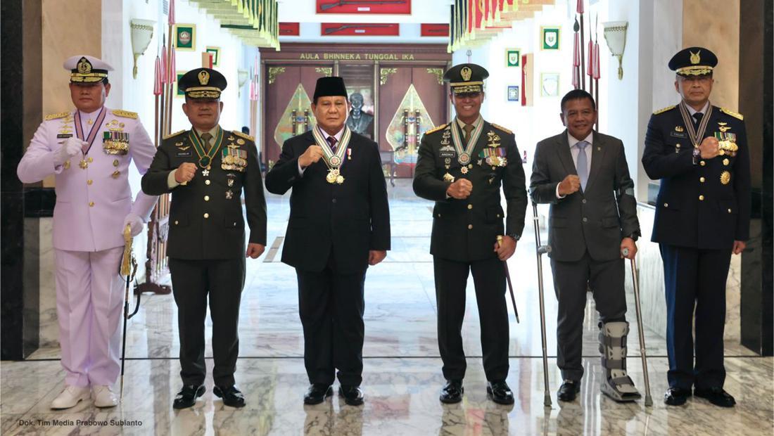 Prabowo Terima 4 Bintang Kehormatan Utama, Disematkan Panglima TNI ...