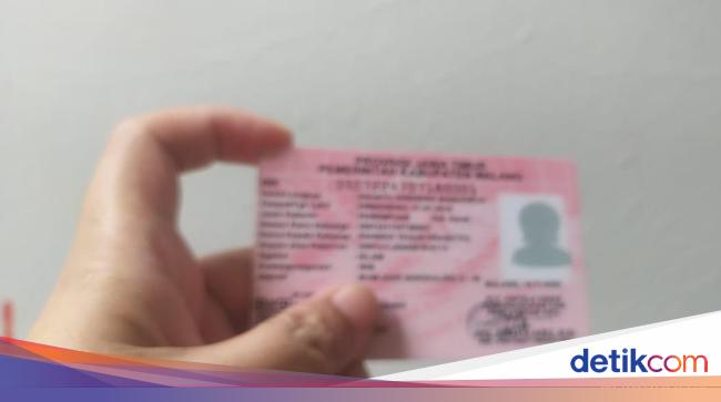 Kartu Identitas Anak (KIA) berwarna pink