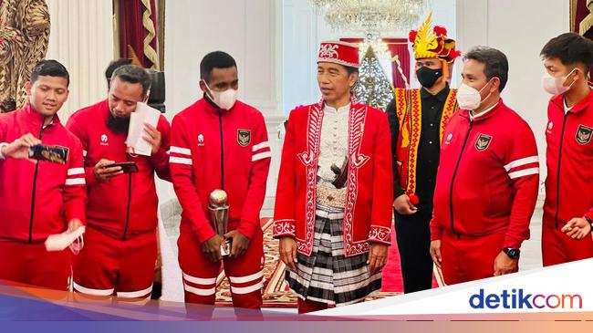 Jokowi satisfies the U-16 nationwide staff in advance of the Indonesian Independence Day ceremony at the Palace