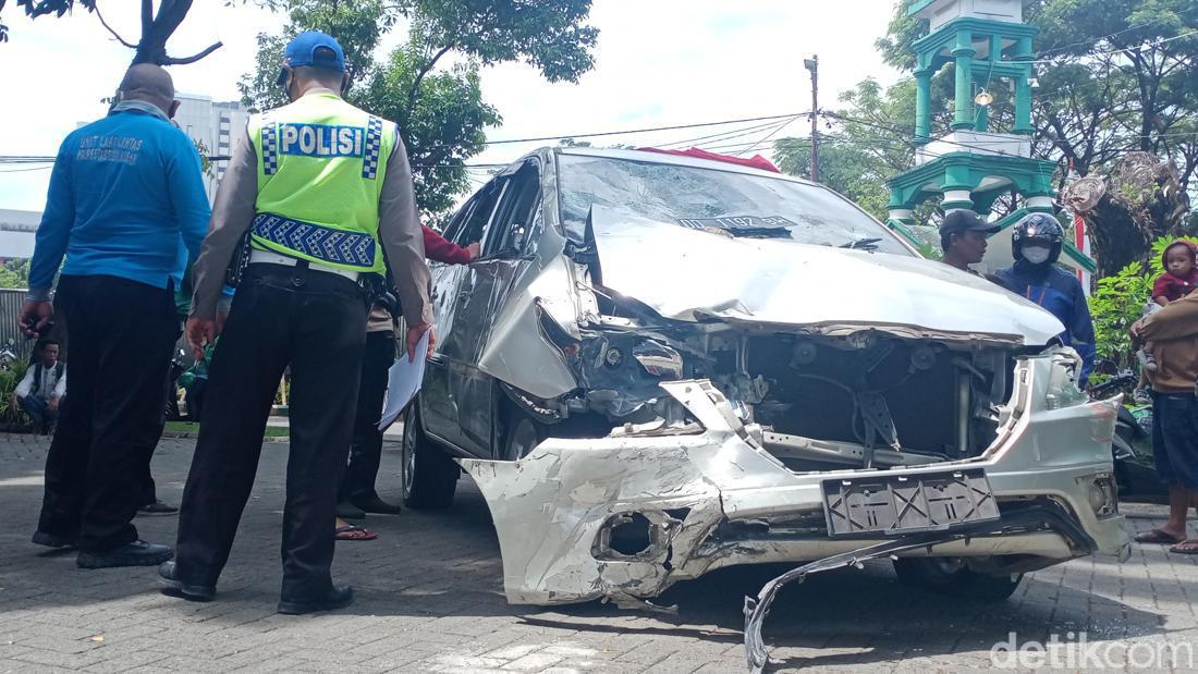 

<h2>Amuk Massa di Bogor: Pengemudi Xenia Dihakimi Usai Tabrak Sejumlah Kendaraan</h2>
<p>” title=”</p>
<h2>Amuk Massa di Bogor: Pengemudi Xenia Dihakimi Usai Tabrak Sejumlah Kendaraan</h2>
<p>“></p>
				            					        </div>
				        		    </div>
		    		    <div class=