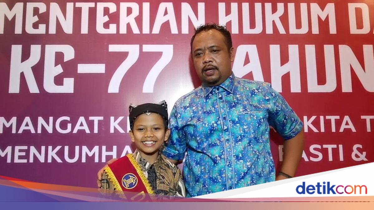 Yigitlar yalangoch yechinishadi, video tomosha qilish