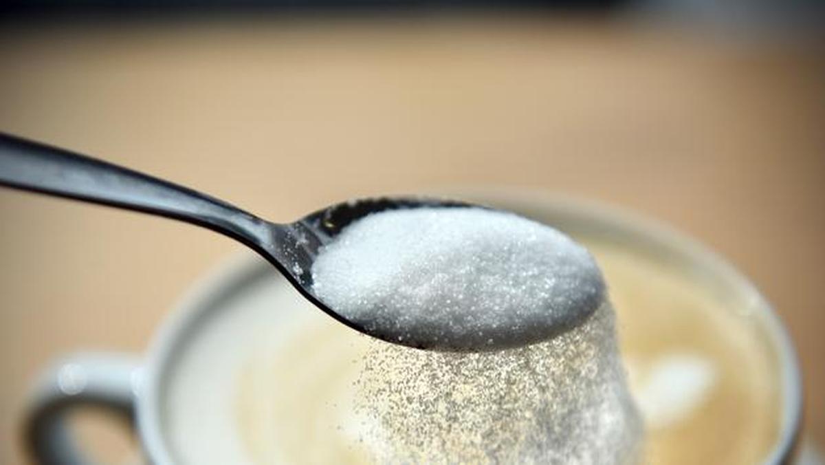 Kopi sachet umumnya punya kandungan gula tinggi, meski begitu masih banyak yang menambahkan gula saat mengonsumsinya. Ini bahayanya!