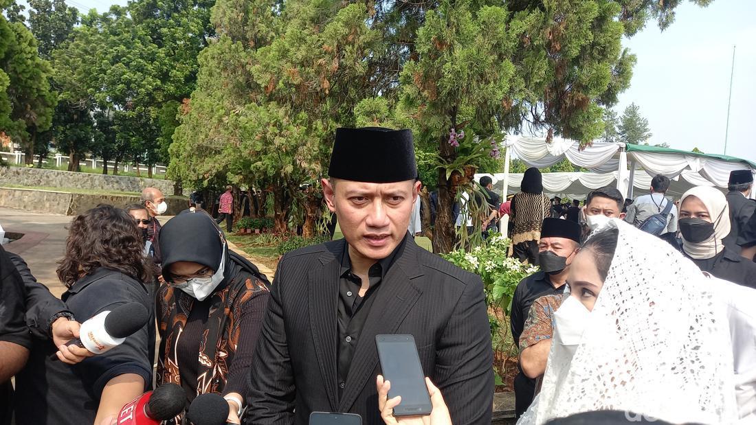 Hadiri Pemakaman Di TMP Kalibata, AHY Sebut Hermanto Dardak Sosok ...