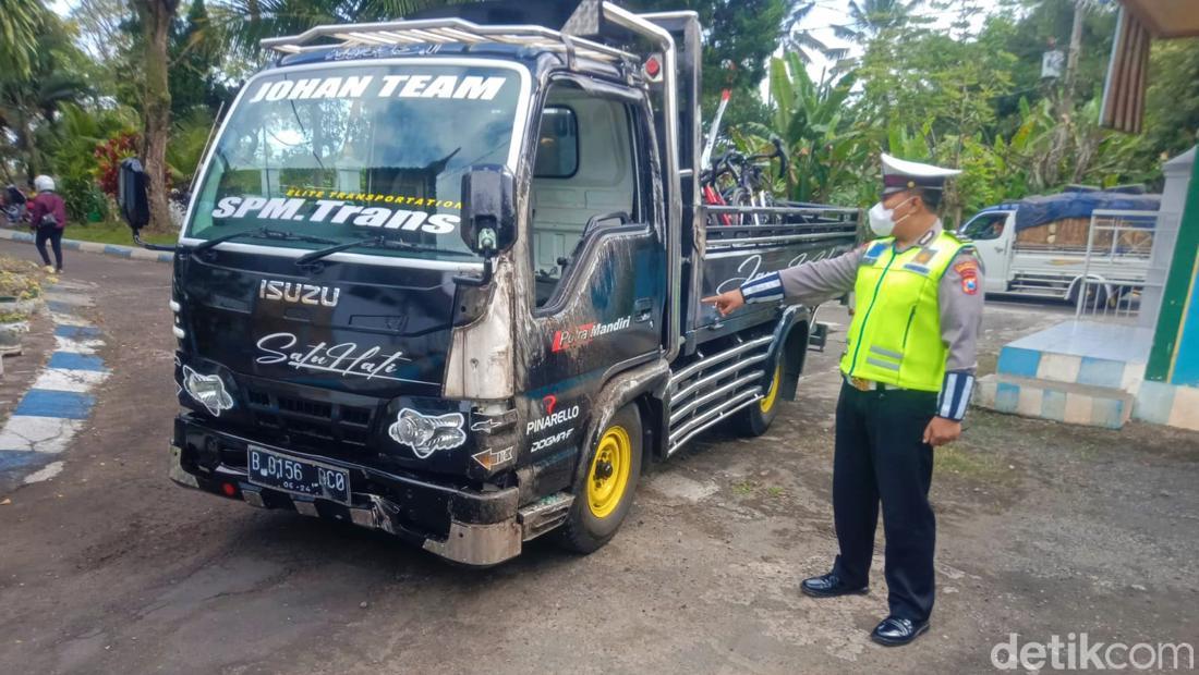 Detik-detik Pikap Terguling Tewaskan Dua Pesepeda Di Banyuwangi