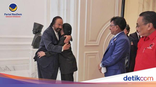 Surya Paloh hugs Puan Maharani in the course of the conference at NasDem Tower