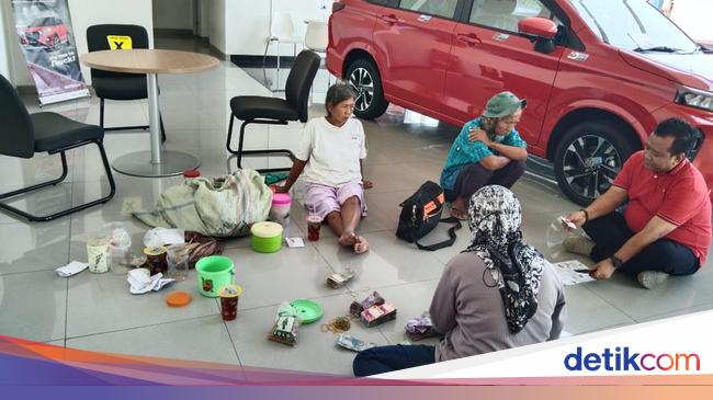 kisah kakek pemulung beli mobil cash karena sering ditolak naik bus jollynews