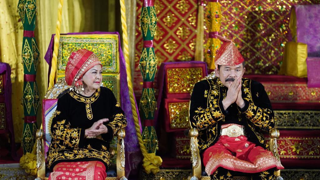 Jaksa Agung ST Burhanudin Dan Istri Dapat Gelar Adat Melayu Jambi