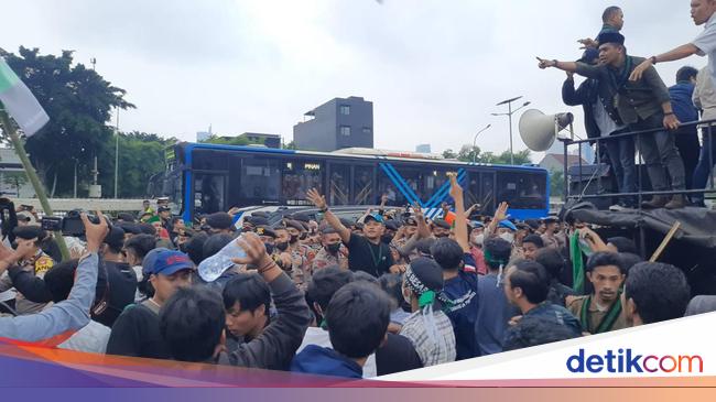 Demo in DPR Chaotic, the crowd throws bottles at the law enforcement!