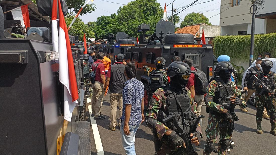 Momen Bharada E Pakai Baju Tahanan Dikawal LPSK Di Lokasi Rekonstruksi