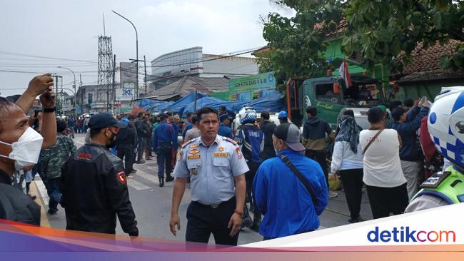 Pole Collision street prepare in Bekasi evacuated, visitors jams