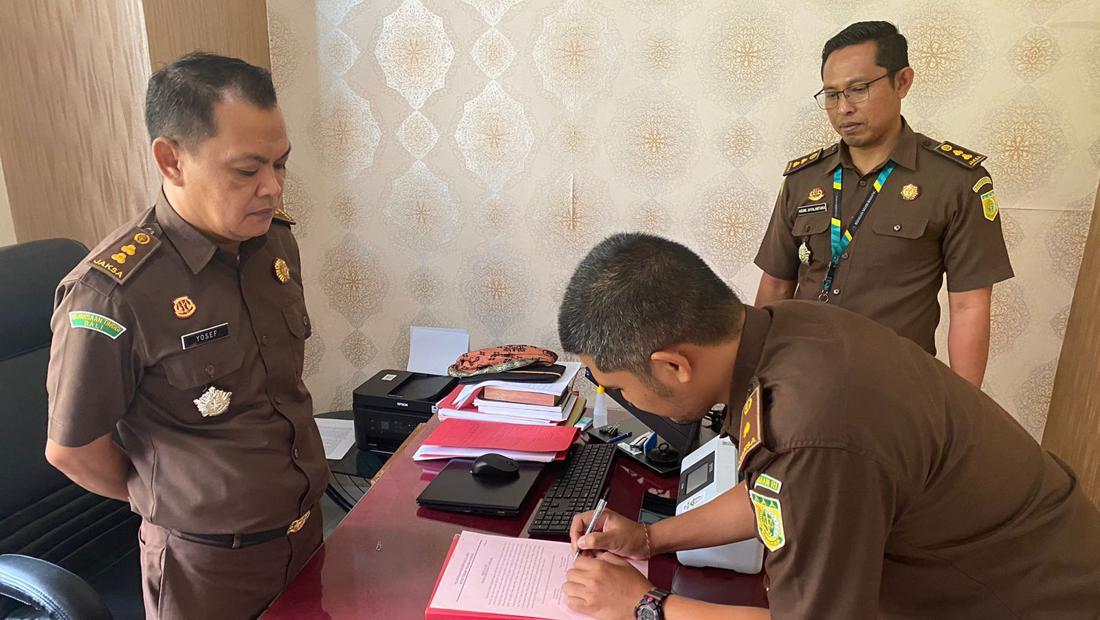 Penyidik Limpahkan Berkas Perkara Korupsi LPD Anturan Ke JPU