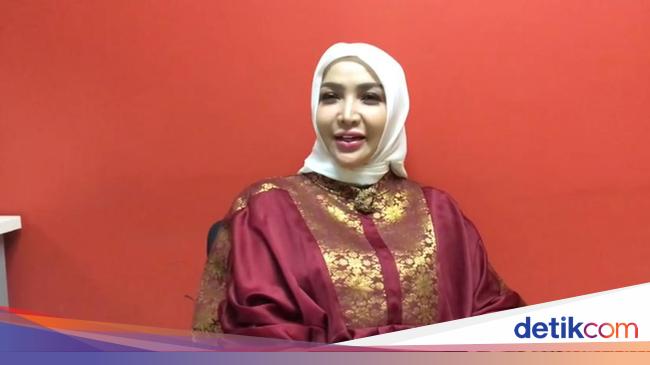 At first, her husband cut off communication with Roro Fitria which led to being sued for divorce