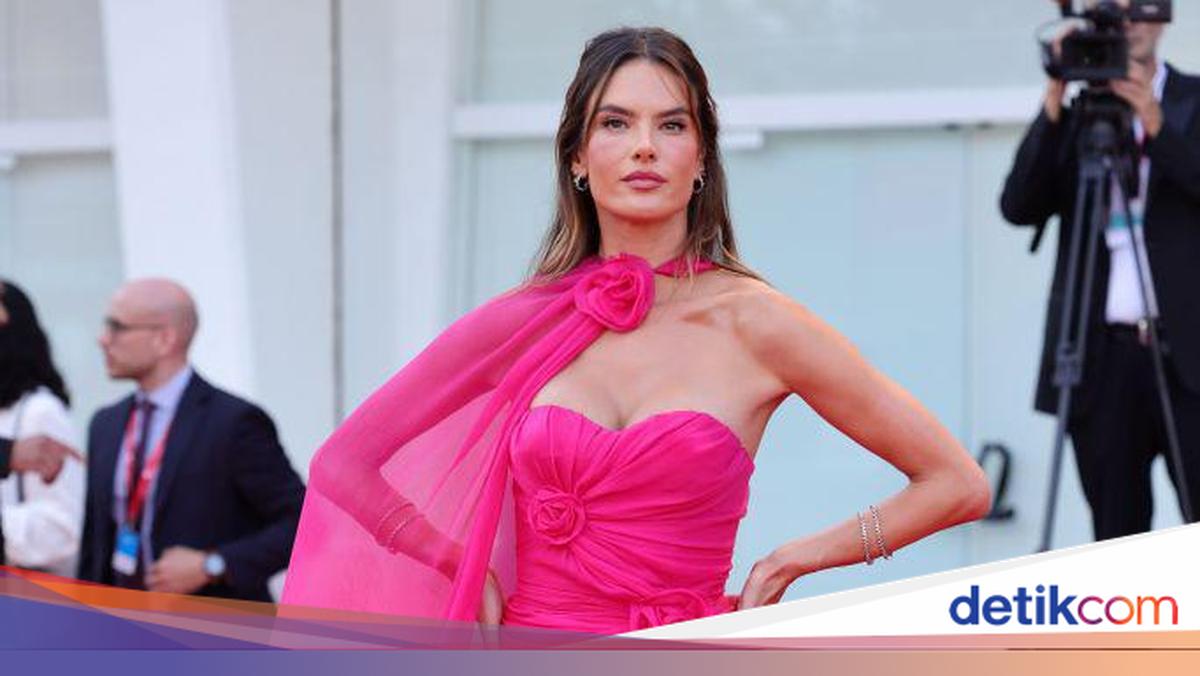 Alessandra Ambrosio Engaged to Buck Palmer in Romantic Sumba Proposal