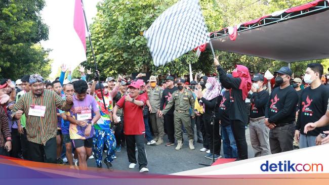 Peserta Jalan Sehat HUT Kediri 2025 di Kecamatan Ngasem