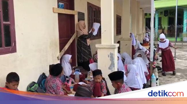 Disdik Kunjungi Sekolah Disegel Warga Dorong Belajar Bergelombang