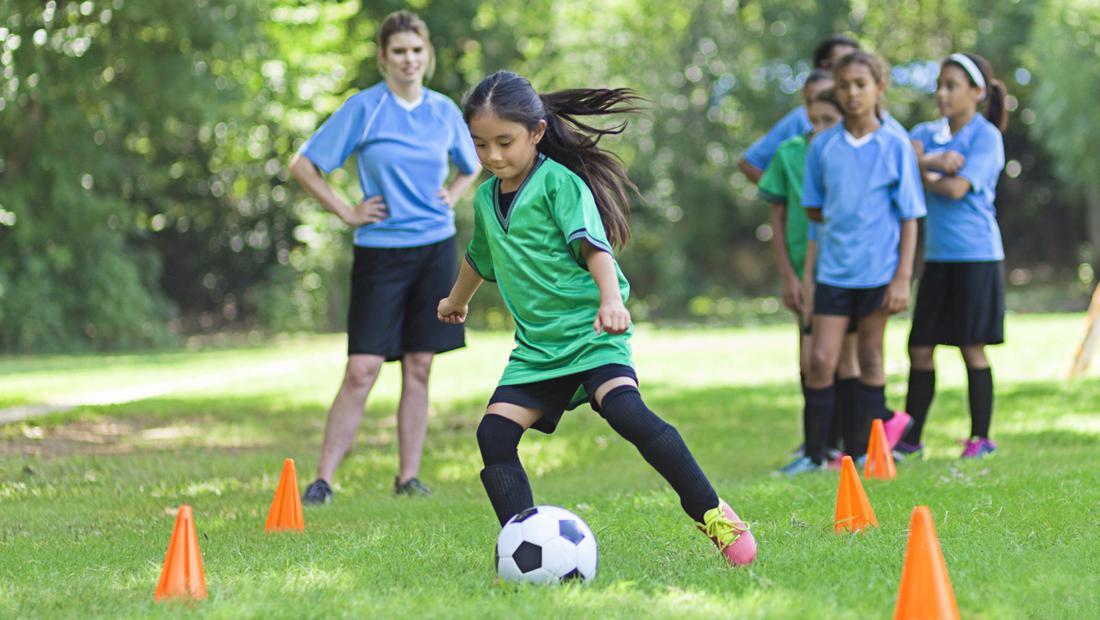 Materi Sepak Bola Kelas 10 Menguasai Dasar-Dasar Sepak Bola Secara Komprehensif