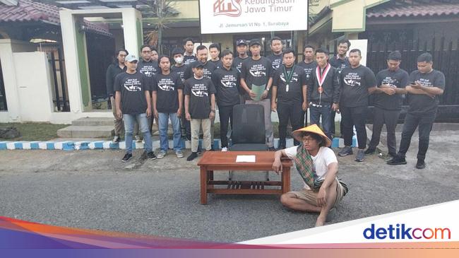 Mahasiswa Di Surabaya Gelar Aksi Teatrikal Tolak Wacana Kenaikan Harga Bbm