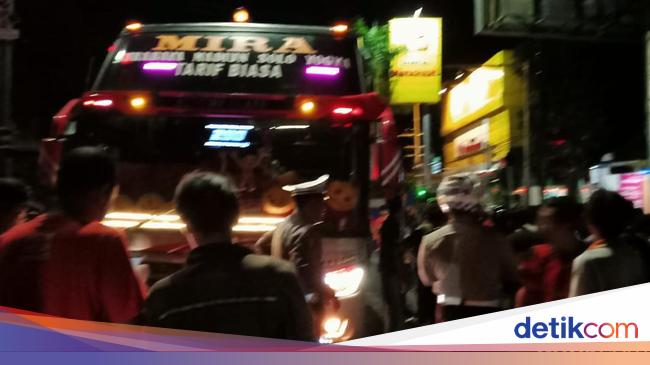 Bus Mira Nyaris Diamuk Massa Usai Tabrak Pemotor Di Madiun