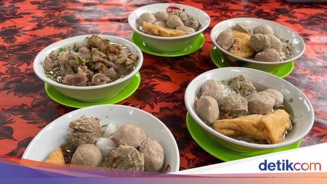 Jualan Depan Kuburan Bakso Gerobakan Viral Ini Sehari Jual 500 Porsi