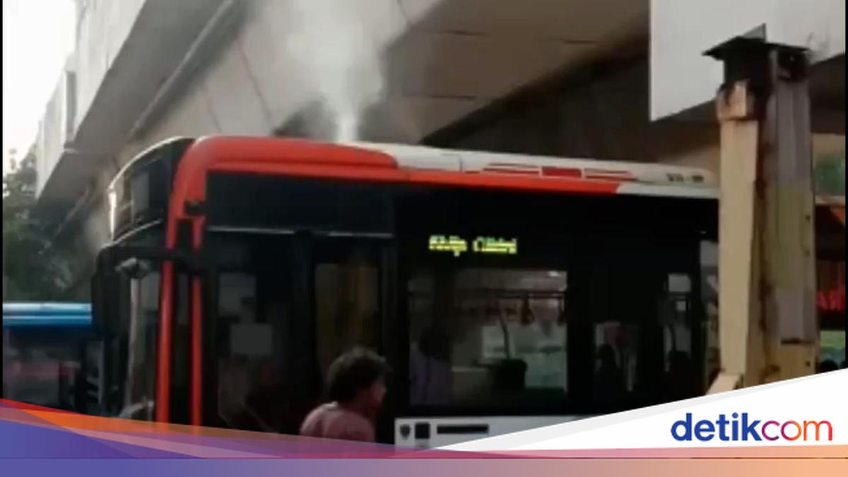 Viral Atap Bus Keluarkan Asap di Matraman Jaktim, Begini Penjelasan TransJ