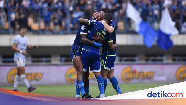 Lini Pertahanan Persib Jadi Sorotan