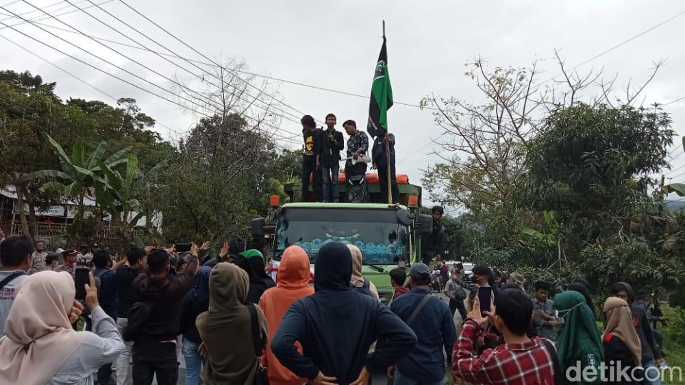 Mahasiswa Palopo Demo Tutup Jalan Trans Sulawesi, Lalin Sempat Macet 10 Km