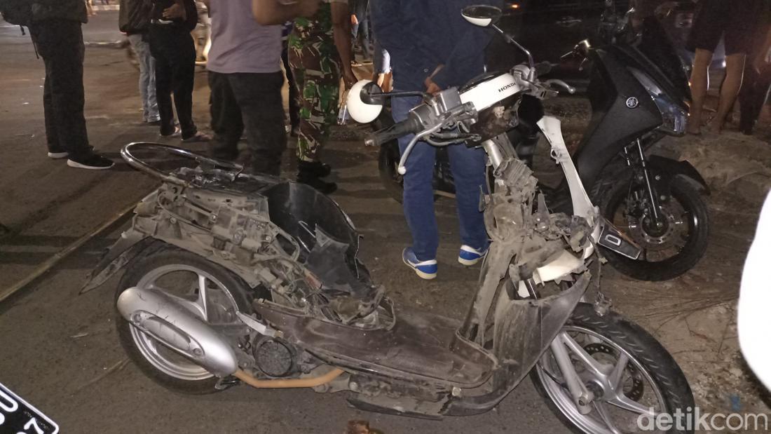 Gedung DPRD Kota Kediri Dilalap Api: Massa Mengamuk Pasca-Bentrok di Polres, Tuntut Pembebasan Aktivis