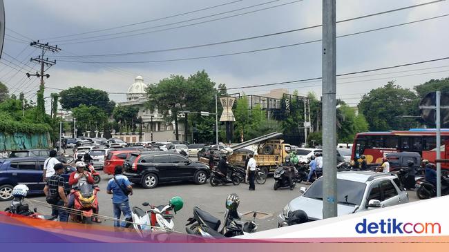 Jalanan Palembang Macet Parah Akibat Demo Kenaikan Harga BBM