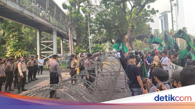 Protesters refuse to go up for fuel, carry the statue of the horse to the closed constructing