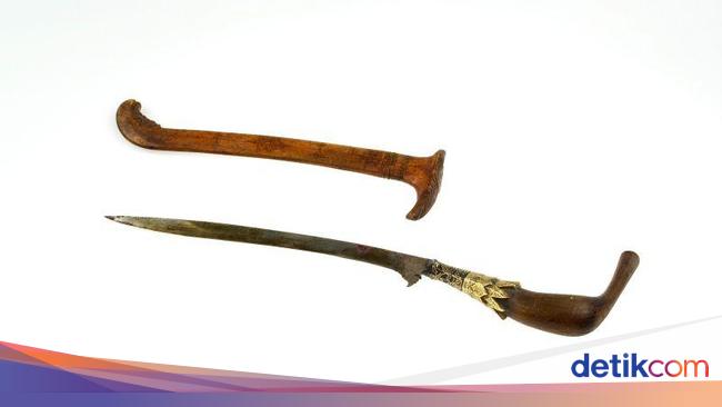 Pengunjung mencoba berbagai makanan tradisional dari berbagai daerah selama festival kuliner nusantara di kediri