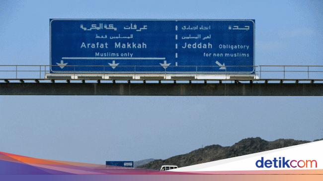 Portrait of the separation road for Muslims and non-Muslims in Mecca-Medina