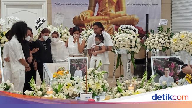 The relatives deposits Reza Gunawan’s cremated ashes at the Vihara ahead of burial