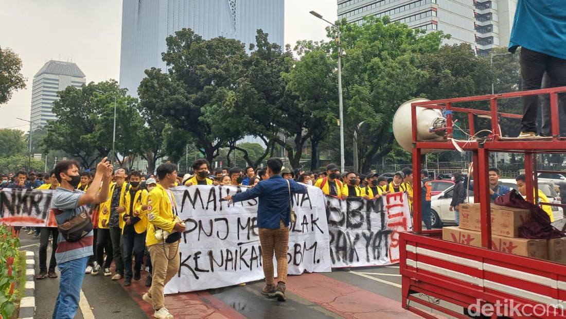 Demo Tolak Harga BBM Naik, Massa BEM SI Mulai Berdatangan Di Patung Kuda