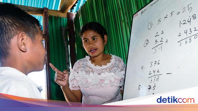 siswa sd di ntt berdiskusi dengan guru
