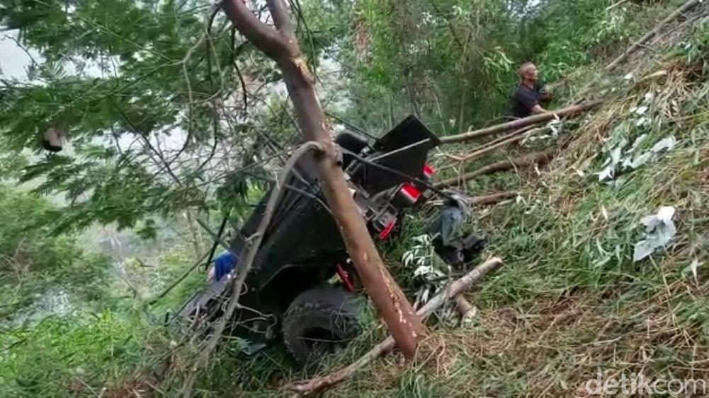 Jip Terjun Bebas Ke Jurang Bromo Saat Menanjak Di Tikungan Bukit Cinta