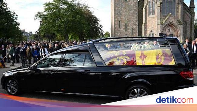 Moments of silence colored the journey of Queen Elizabeth’s human body to Edinburgh