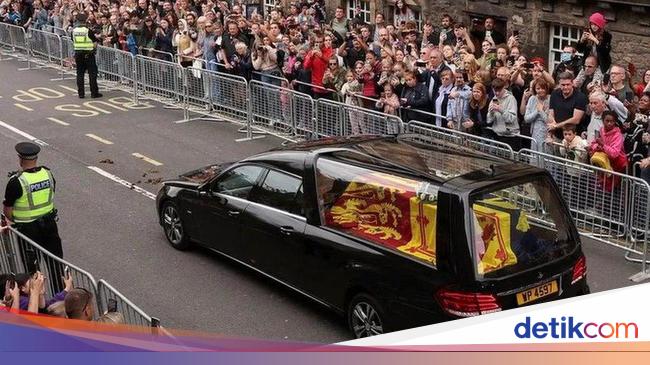 The man was arrested during the procession of Queen Elizabeth’s coffin to be taken to the cathedral