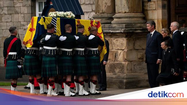 Queen Elizabeth II’s coffin arrives in Edinburgh ahead of her funeral
