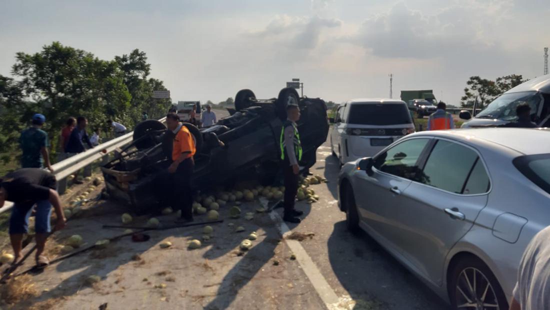 Hiace Tabrak Pikap Hingga Terbalik Di Tol Jombang, Satu Orang Tewas