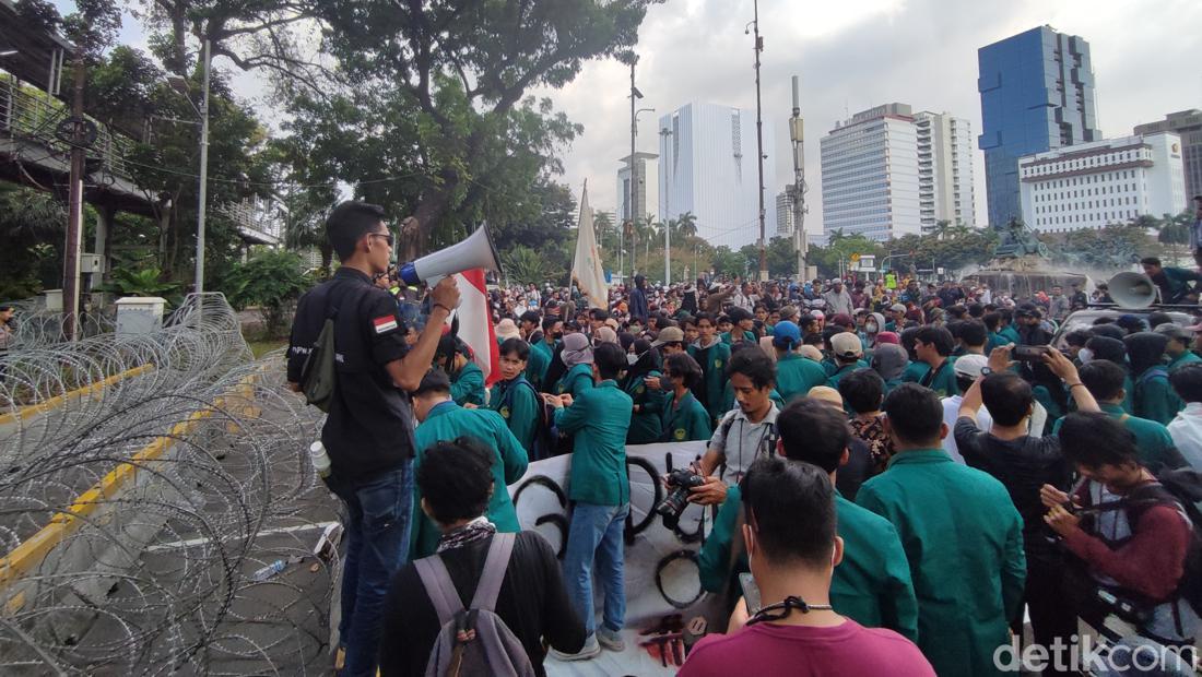 Mahasiswa Demo Di Patung Kuda, Tolak Harga BBM Naik-Minta IKN Ditunda