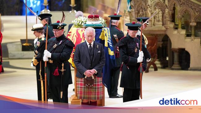 Princess Anne guards the coffin of Queen Elizabeth II, the first woman follows this tradition