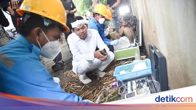 Dedi Mulyadi menanyakan sumber air Aqua di pabrik