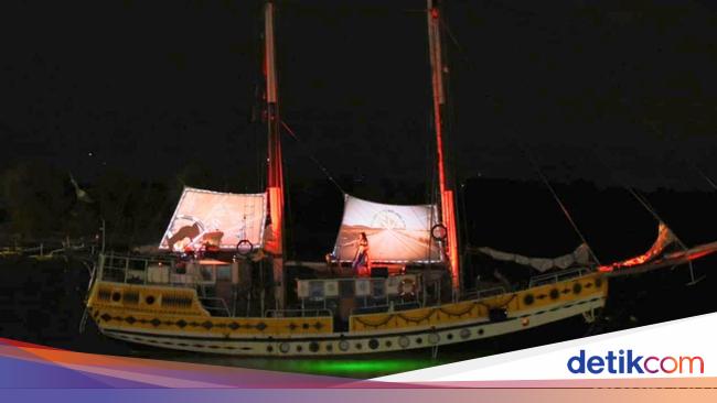 Arka Kinari konser musik di atas kapal layar tradisional